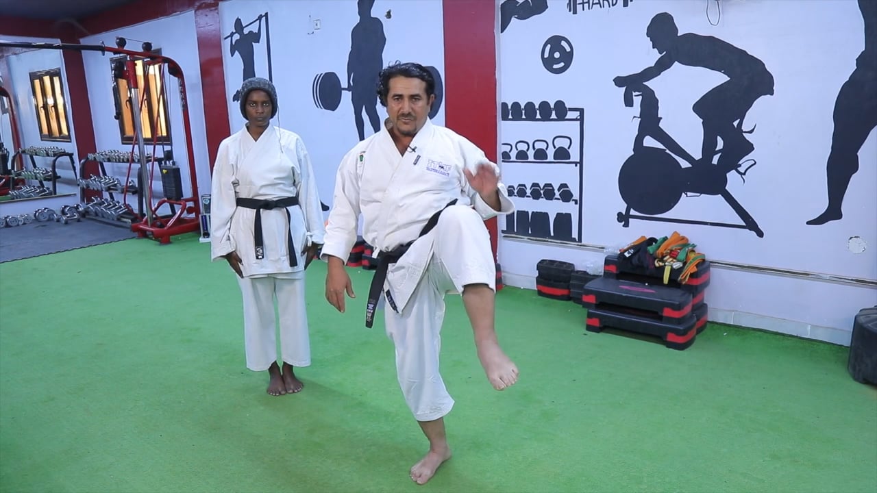 الركلة المستقيمة الامامية